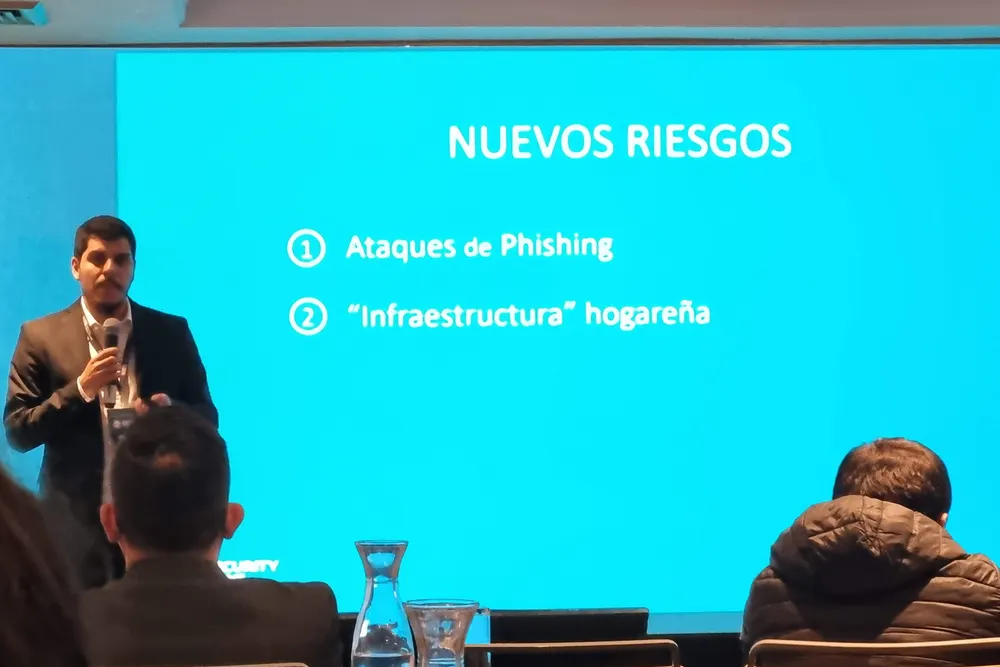 Especialista de ColCiber dictando una charla sobre ataques de phishing ante un auditorio.